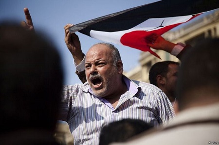 A protester leads a group of Egyptians in anti-Muslim Brotherhood chants, November 30, 2012. (Y. Weeks/VOA)